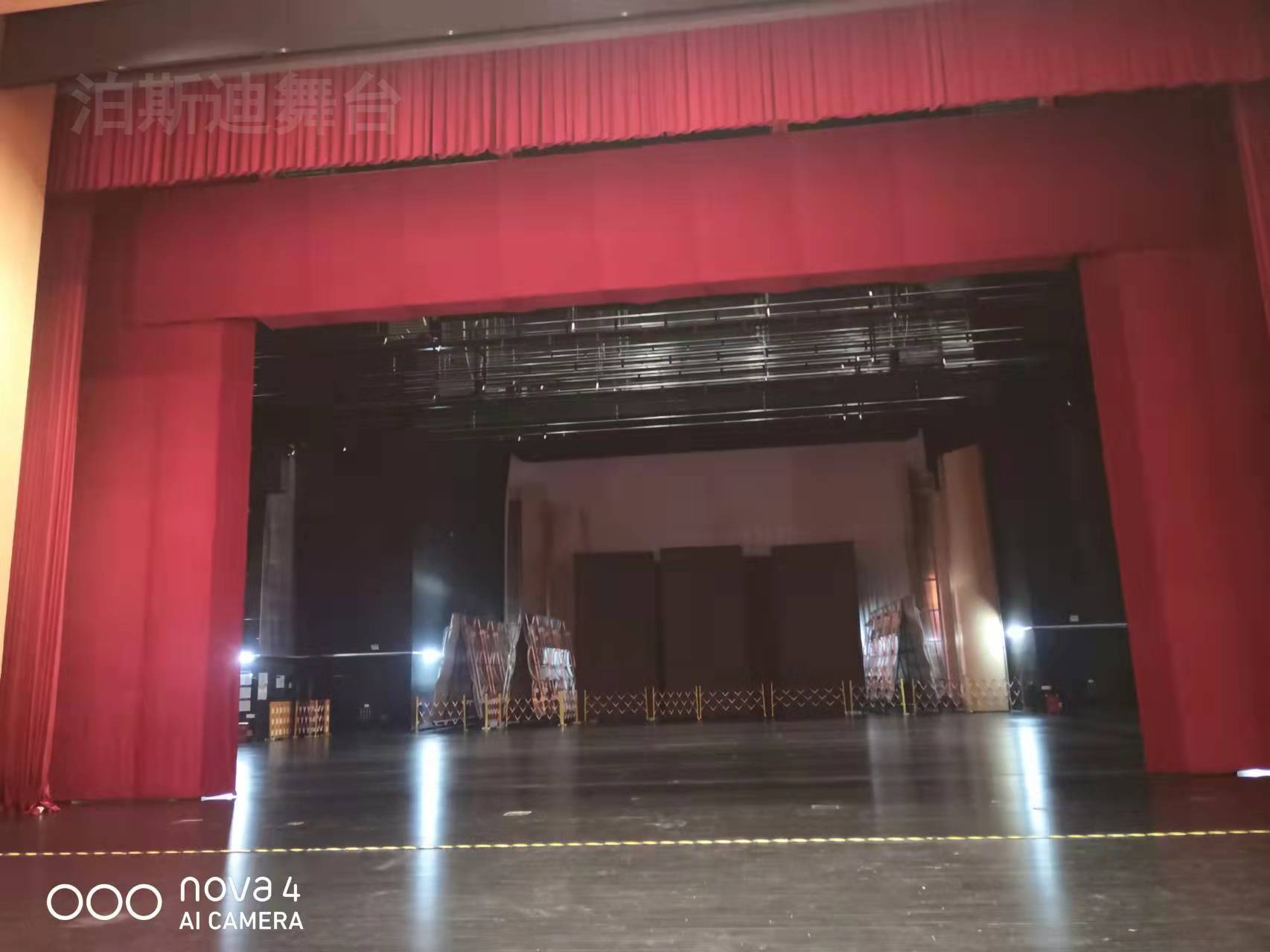 假臺口、燈光渡橋